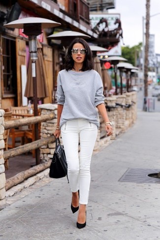 Белый свитер и джинсы женские