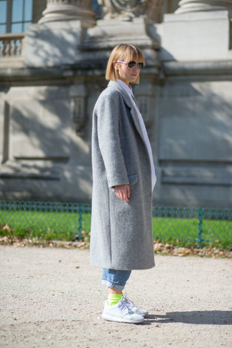 Женское серое пальто с кроссовками
