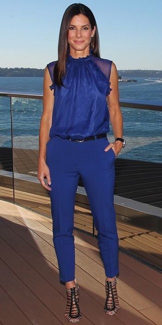 Синяя блузка и синие брюки