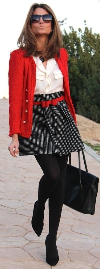 Черный пиджак и красная юбка