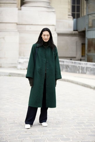 Které boty nosit s tmavě zeleným kabátem: Spojení tmavě zeleného kabátu s černými širokými kalhotami je nutností pro neformální oblečení. Máte rádi neobvyklé kombinace? Doplňte svůj komplet bílými koženými nízkými teniskami.