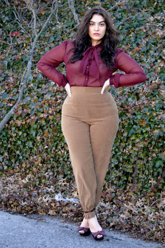 С чем носить светло-коричневые брюки женщине – 265 фото