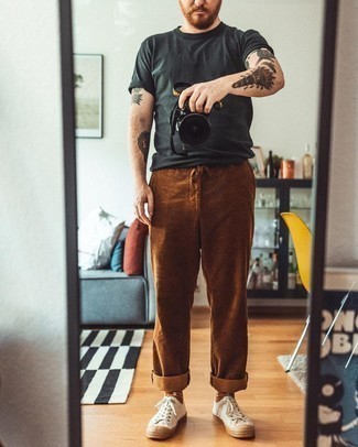 Какие футболки носить с вельветовыми брюками мужчине в жару – 14 фото