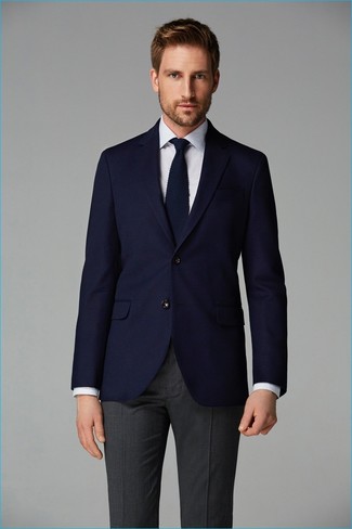 Синие брюки и серый пиджак мужской