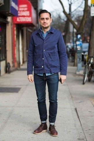 Синие джинсы и коричневые ботинки мужские