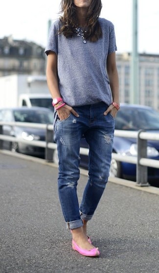 Голубая футболка с джинсами