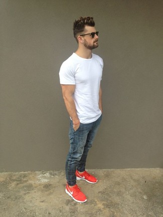 Модный лук: белая футболка с круглым вырезом, серые джинсы, красные кроссовки, черные солнцезащитные очки
