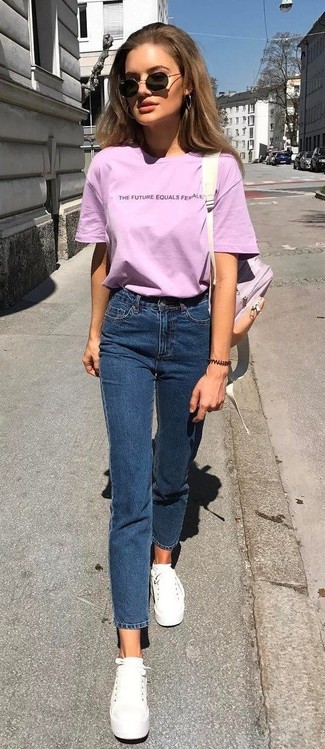 Розовая рубашка с джинсами