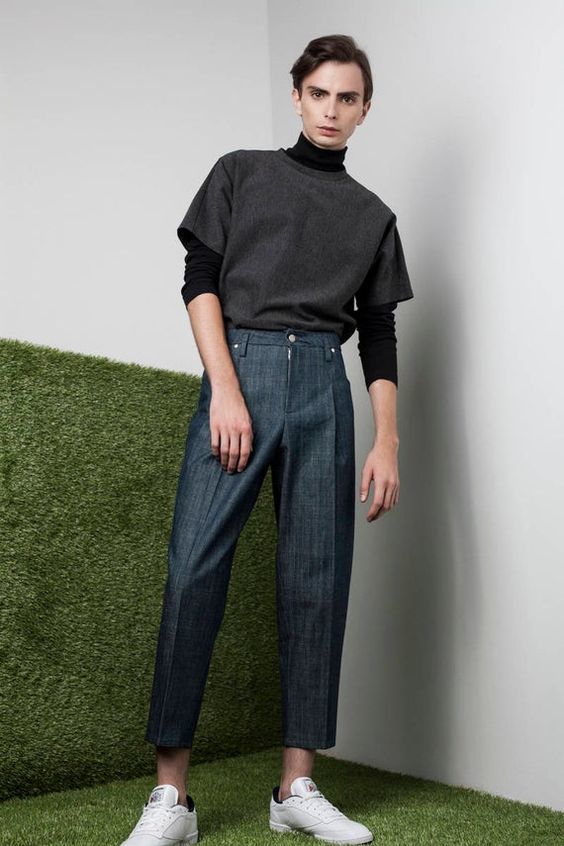 Модный лук: черная водолазка, темно-серая футболка с круглым вырезом,темно-синие брюки чинос, бело-черные низкие кеды из плотной ткани