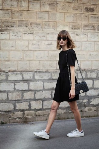 Модный лук: черное платье прямого кроя, белые низкие кеды, черная кожаная стеганая сумка через плечо, черные солнцезащитные очки