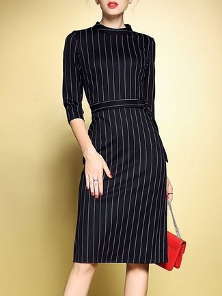Модный лук: черное платье-футляр в вертикальную полоску, красный замшевыйклатч