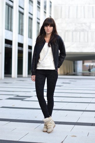 Черные джинсы с кроссовками женские
