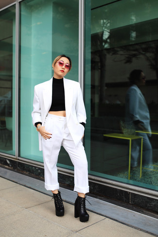 Как носить ботильоны с коротким свитером