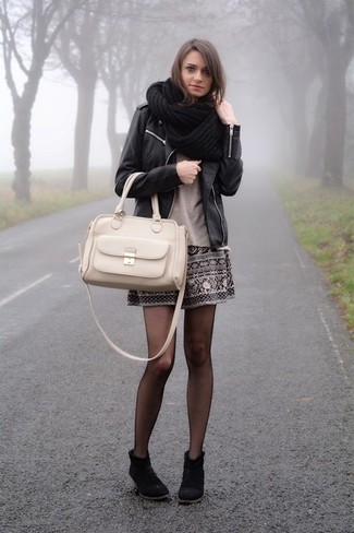 Как носить ботильоны с короткой юбкой-солнце