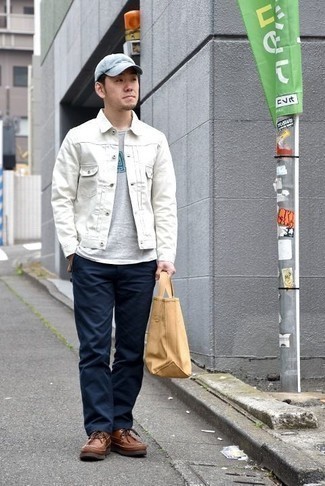 С чем носить бирюзовую бейсболку мужчине