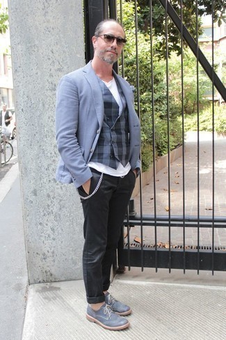 Какие брюки чинос носить с бирюзовым пиджаком