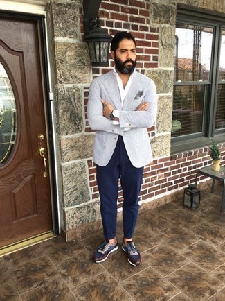 Какие брюки чинос носить с бирюзовым пиджаком