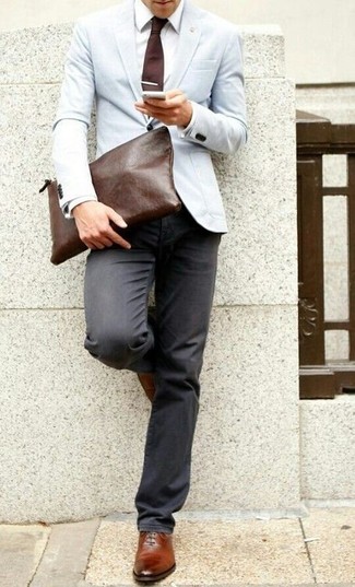 Какие джинсы носить с бирюзовым пиджаком мужчине