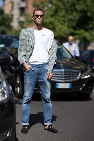 Как носить бирюзовый пиджак с темно-синими джинсами мужчине