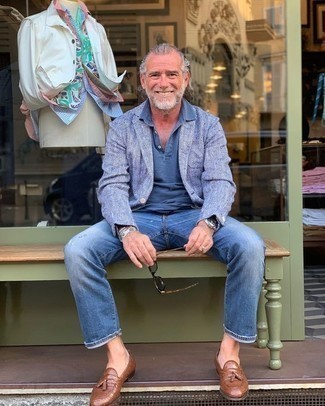 Как носить бирюзовый пиджак с темно-синими джинсами мужчине