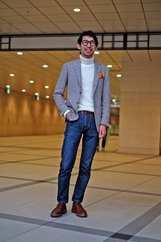 Как носить бирюзовый пиджак с темно-синими джинсами мужчине