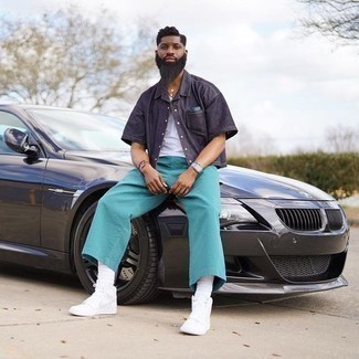 С чем носить бирюзовые брюки чинос