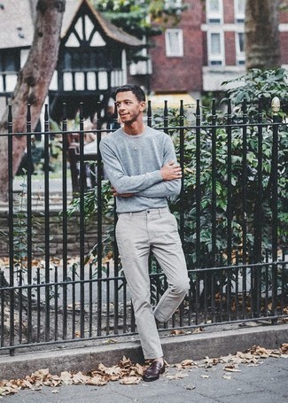 С чем носить бирюзовый свитер с круглым вырезом мужчине