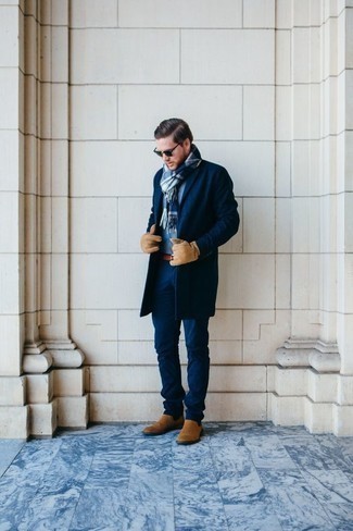 С чем носить бирюзовый свитер с круглым вырезом мужчине