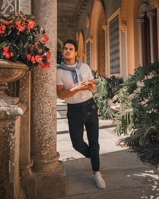 С чем носить бирюзовый свитер с круглым вырезом мужчине