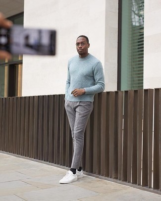 С чем носить бирюзовый свитер с круглым вырезом мужчине