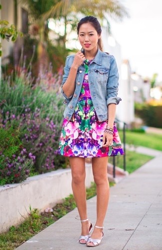 С чем носить бирюзовую джинсовую куртку женщине