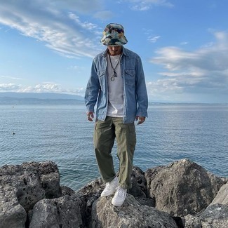 С чем носить бирюзовую джинсовую рубашку мужчине