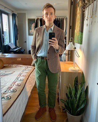 С чем носить бирюзовую джинсовую рубашку мужчине