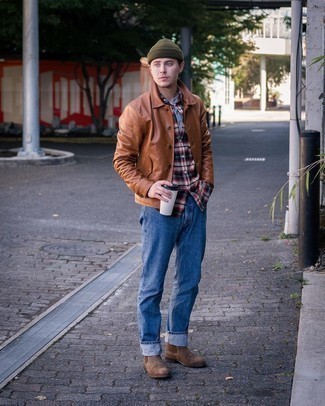 С чем носить бирюзовую футболку на пуговицах мужчине