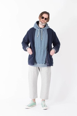 С чем носить бирюзовый худи мужчине