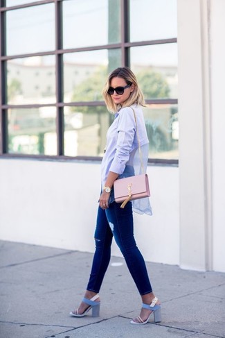 С чем носить бирюзовые кожаные босоножек женщине