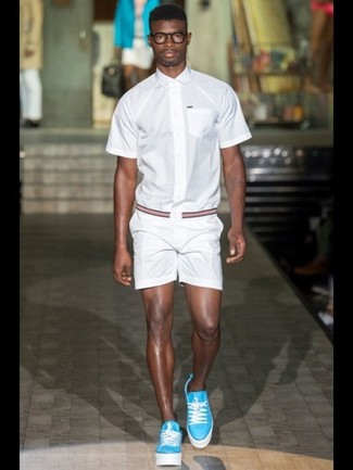 С чем носить бирюзовые низкие кеды мужчине