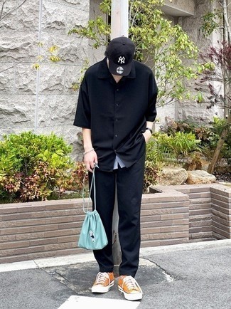 С чем носить бирюзовую сумку почтальона