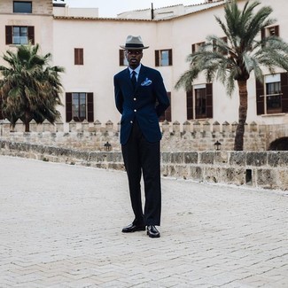 С чем носить бирюзовый нагрудный платок