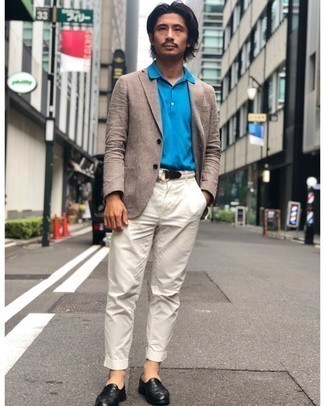 Какие пиджаки носить с бирюзовой футболкой-поло мужчине