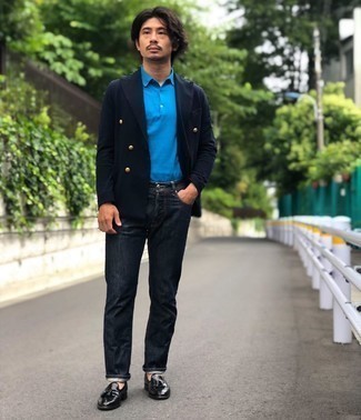 Какие джинсы носить с бирюзовой футболкой-поло мужчине