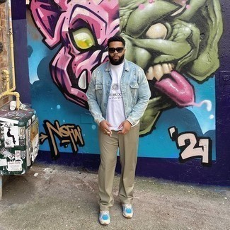 С чем носить бирюзовую джинсовую куртку с принтом мужчине