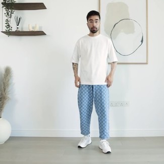 С чем носить бирюзовые джинсы с принтом мужчине