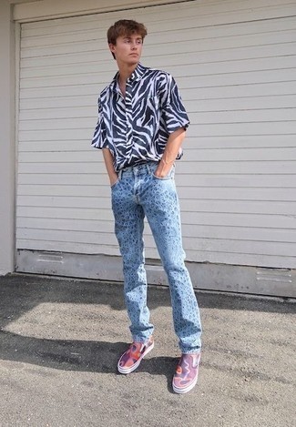 С чем носить бирюзовые джинсы с принтом мужчине