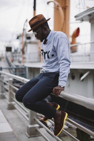 С чем носить бирюзовый свитшот с принтом мужчине