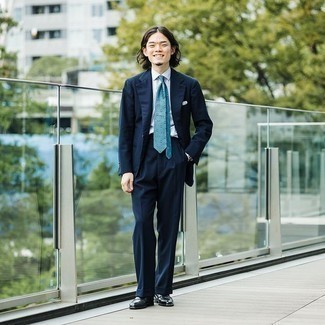 С чем носить бирюзовый галстук с принтом мужчине