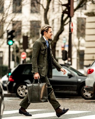 С чем носить бирюзовый галстук с принтом мужчине