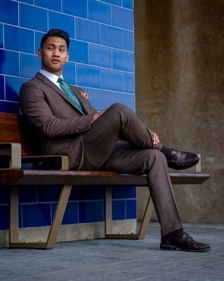 С чем носить бирюзовый галстук с принтом мужчине