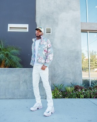 Какие джинсы носить с бирюзовой курткой-пуховиком мужчине