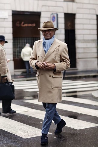 С чем носить бирюзовый шарф мужчине